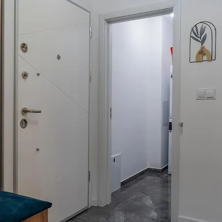 Luxury & Modern - Rowing Canal Apartment