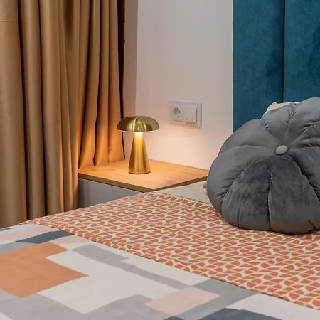 Luxury & Modern - Rowing Canal Apartment